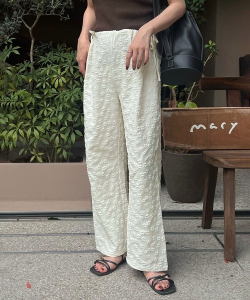 Reurie'（レウリィ）の「リラックスフラワーパンツ(sayaka select) / ロング丈 花柄 エンボス加工 ぽこぽこ レース シンプル カジュアル 韓国 モノトーン ウエストゴム（スラックス・レディース・アイボリー/ブラック/ホワイト・FREE）」の3枚目の写真