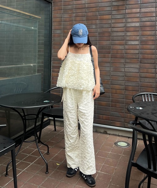 Reurie'（レウリィ）の「リラックスフラワーパンツ(sayaka select) / ロング丈 花柄 エンボス加工 ぽこぽこ レース シンプル カジュアル 韓国 モノトーン ウエストゴム（スラックス・レディース・アイボリー/ブラック/ホワイト・FREE）」の6枚目の写真