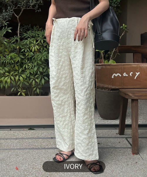 Reurie'（レウリィ）の「リラックスフラワーパンツ(sayaka select) / ロング丈 花柄 エンボス加工 ぽこぽこ レース シンプル カジュアル 韓国 モノトーン ウエストゴム（スラックス・レディース・アイボリー/ブラック/ホワイト・FREE）」の7枚目の写真