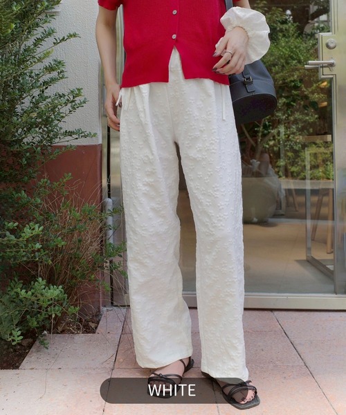 Reurie'（レウリィ）の「リラックスフラワーパンツ(sayaka select) / ロング丈 花柄 エンボス加工 ぽこぽこ レース シンプル カジュアル 韓国 モノトーン ウエストゴム（スラックス・レディース・アイボリー/ブラック/ホワイト・FREE）」の9枚目の写真