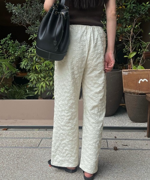 Reurie'（レウリィ）の「リラックスフラワーパンツ(sayaka select) / ロング丈 花柄 エンボス加工 ぽこぽこ レース シンプル カジュアル 韓国 モノトーン ウエストゴム（スラックス・レディース・アイボリー/ブラック/ホワイト・FREE）」の17枚目の写真