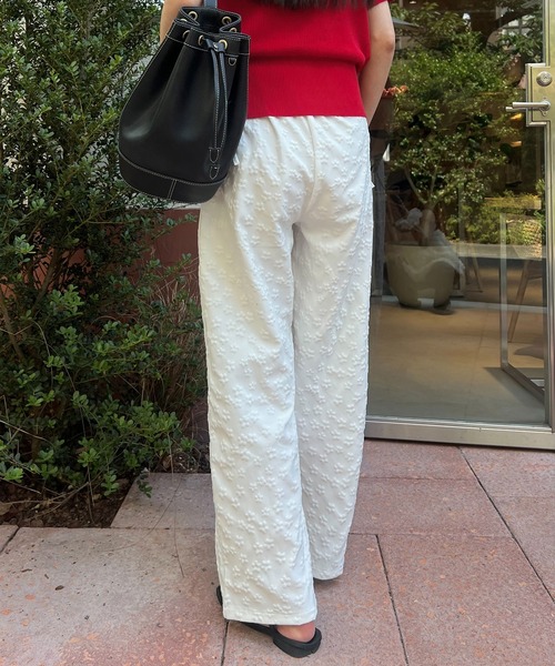 Reurie'（レウリィ）の「リラックスフラワーパンツ(sayaka select) / ロング丈 花柄 エンボス加工 ぽこぽこ レース シンプル カジュアル 韓国 モノトーン ウエストゴム（スラックス・レディース・アイボリー/ブラック/ホワイト・FREE）」の22枚目の写真