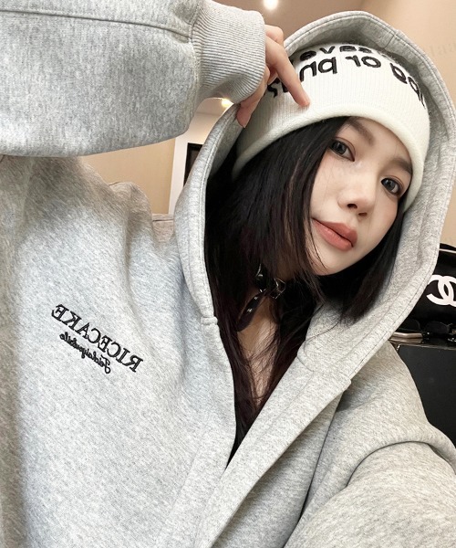 Dalfwin（ダールフィン）の「韓国ファッション RICECAKE刺繍深Vネックスウェットフーディー（パーカー・レディース・グレー/ブラック・FREE）」の15枚目の写真