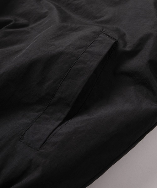 SlashDate（スラッシュデイト）の「【82】【MATEY】2WAY リバーシブル ナイロン ボアブルゾン／ワンポイント刺繍 ／ドローコード／ユニセックス（ブルゾン・メンズ・ブラック/ホワイト・M/L）」の10枚目の写真