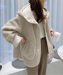 AMAJI（アマジ）の「もこもこフード付きミドル丈ジャケット（ノーカラージャケット）」