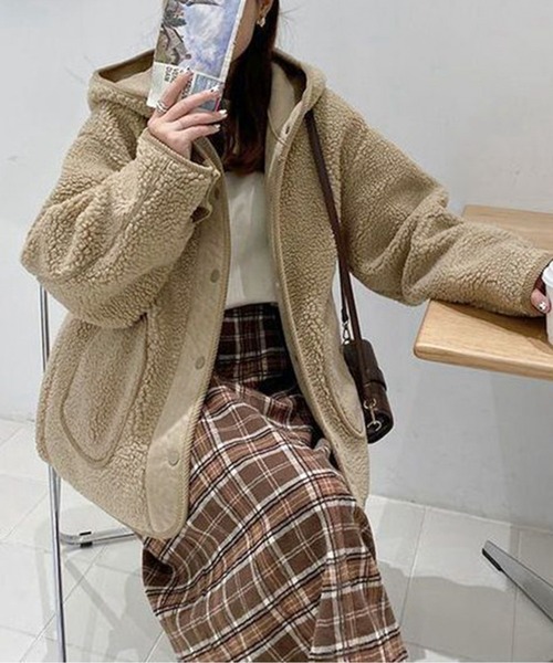 AMAJI(アマジ)の「もこもこフード付きミドル丈ジャケット(ノーカラージャケット・レディース・ライトブラウン/アイボリー・LARGE/MEDIUM)」の2枚目の写真