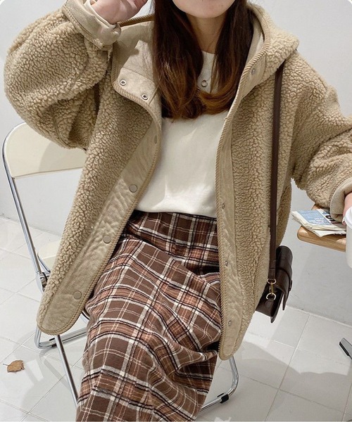 AMAJI(アマジ)の「もこもこフード付きミドル丈ジャケット(ノーカラージャケット・レディース・ライトブラウン/アイボリー・LARGE/MEDIUM)」の13枚目の写真