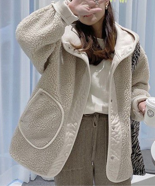 AMAJI(アマジ)の「もこもこフード付きミドル丈ジャケット(ノーカラージャケット・レディース・ライトブラウン/アイボリー・LARGE/MEDIUM)」の6枚目の写真