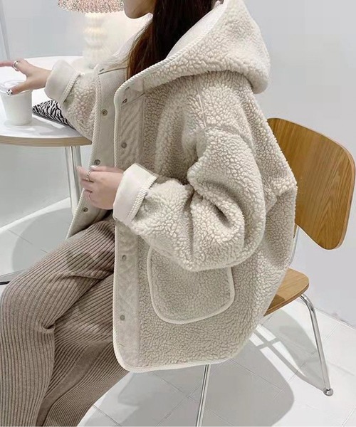 AMAJI(アマジ)の「もこもこフード付きミドル丈ジャケット(ノーカラージャケット・レディース・ライトブラウン/アイボリー・LARGE/MEDIUM)」の5枚目の写真