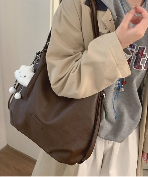 FREE STYLISTS(フリー スタイリスト)の「Y2Kチャーム付き大容量バッグ レザーマルチショルダーバック 通勤用/3WAY(ショルダーバッグ・レディース・ブラック/ベージュ/ブラウン/ダークブラウン・FREE)」の1枚目の写真