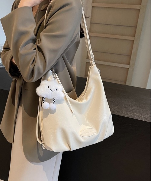 FREE STYLISTS(フリー スタイリスト)の「Y2Kチャーム付き大容量バッグ レザーマルチショルダーバック 通勤用/3WAY(ショルダーバッグ・レディース・ブラック/ベージュ/ブラウン/ダークブラウン・FREE)」の4枚目の写真