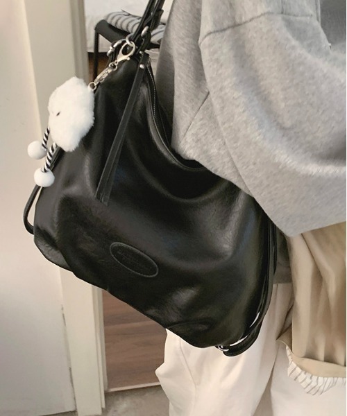 FREE STYLISTS(フリー スタイリスト)の「Y2Kチャーム付き大容量バッグ レザーマルチショルダーバック 通勤用/3WAY(ショルダーバッグ・レディース・ブラック/ベージュ/ブラウン/ダークブラウン・FREE)」の2枚目の写真