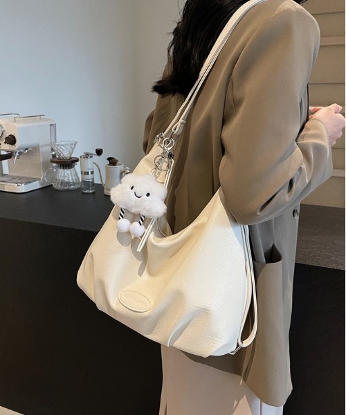 FREE STYLISTS(フリー スタイリスト)の「Y2Kチャーム付き大容量バッグ レザーマルチショルダーバック 通勤用/3WAY(ショルダーバッグ・レディース・ブラック/ベージュ/ブラウン/ダークブラウン・FREE)」の11枚目の写真