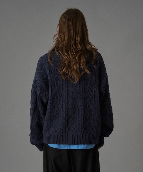 ONCILY(オンシェリー)の「CABLE CREW NECK KNIT CARDIGAN / ケーブルクルーネックニットカーディガン(カーディガン/ボレロ・メンズ・チャコールグレー/レッド/ネイビー・SMALL/MEDIUM/LARGE)」の16枚目の写真