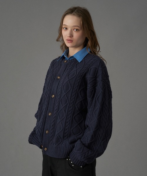 ONCILY(オンシェリー)の「CABLE CREW NECK KNIT CARDIGAN / ケーブルクルーネックニットカーディガン(カーディガン/ボレロ・メンズ・チャコールグレー/レッド/ネイビー・SMALL/MEDIUM/LARGE)」の14枚目の写真