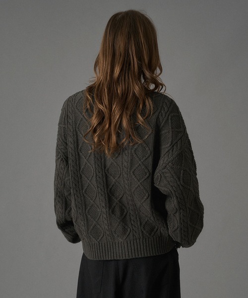 ONCILY(オンシェリー)の「CABLE CREW NECK KNIT CARDIGAN / ケーブルクルーネックニットカーディガン(カーディガン/ボレロ・メンズ・チャコールグレー/レッド/ネイビー・SMALL/MEDIUM/LARGE)」の7枚目の写真