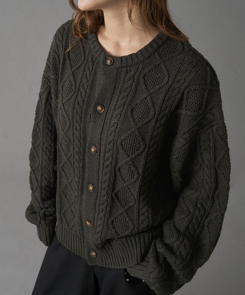 ONCILY(オンシェリー)の「CABLE CREW NECK KNIT CARDIGAN / ケーブルクルーネックニットカーディガン(カーディガン/ボレロ・メンズ・チャコールグレー/レッド/ネイビー・SMALL/MEDIUM/LARGE)」の5枚目の写真
