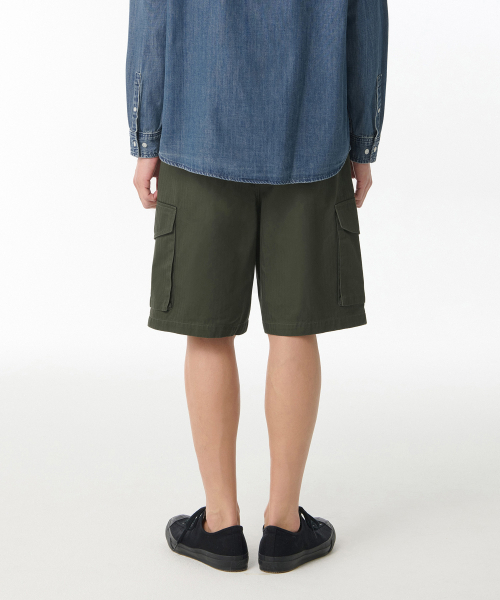 MUSINSA STANDARD（ムシンサスタンダード）の「コットンヘリンボーンカーゴショーツ[カーキ]（その他パンツ・メンズ・その他・28/29/32/30/31/33/26/27/40/38/42/36/34）」の2枚目の写真