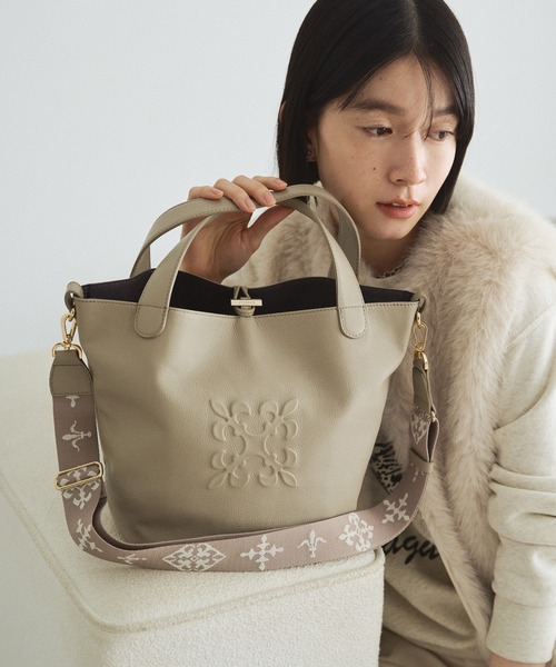 russet(ラシット)の「エンボスモノグラム2WAYタウントートバッグ(トートバッグ・レディース・グレー系その他/ブラック/ブルー系その他・FREE)」の13枚目の写真