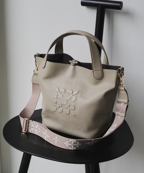 russet(ラシット)の「エンボスモノグラム2WAYタウントートバッグ(トートバッグ・レディース・グレー系その他/ブラック/ブルー系その他・FREE)」の14枚目の写真