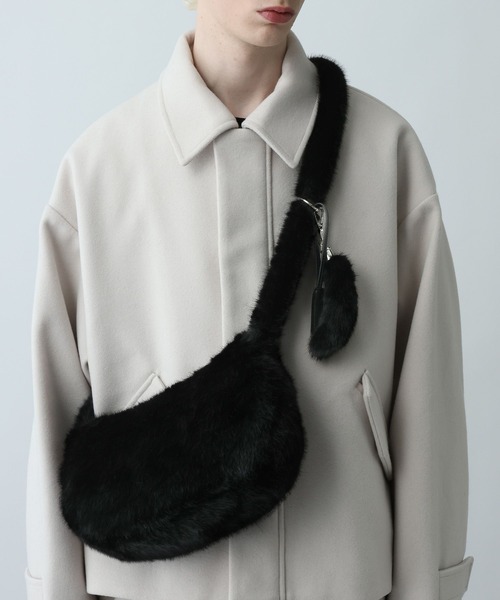 HARE(ハレ)の「ハーフムーンファーBAG(HARE)(ショルダーバッグ・メンズ・ブラック・FREE)」の1枚目の写真