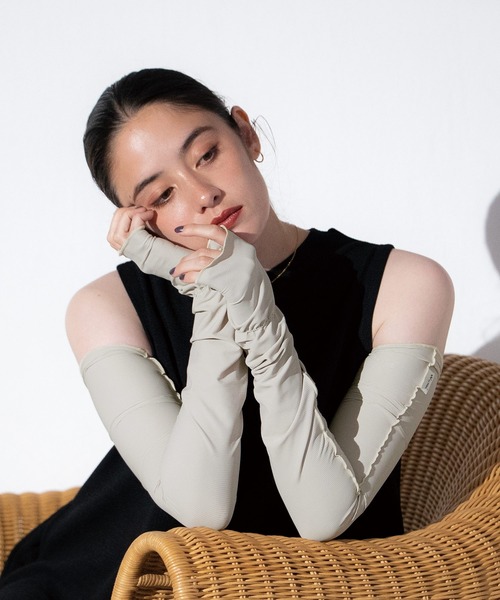 Wpc.(ダブリュピーシー)の「UVカット接触冷感親指付きアームカバー(アームカバー・レディース・グレー/オフホワイト/ブラック・FREE)」の14枚目の写真