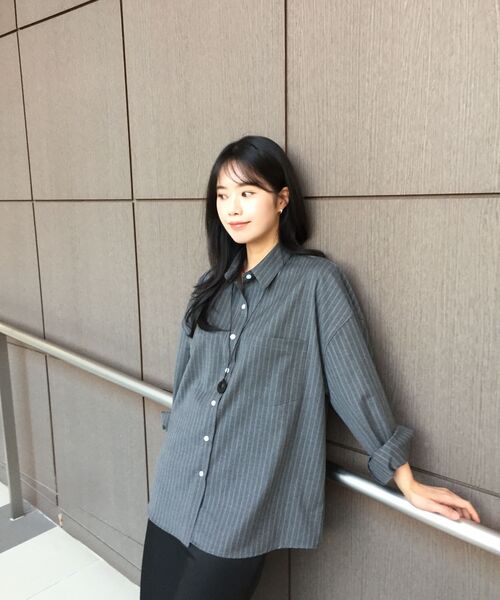 LOSSYROW(ロッシロー)の「Soft Pinstripe Overshirt Gray(シャツ/ブラウス・レディース・グレー・FREE)」の2枚目の写真