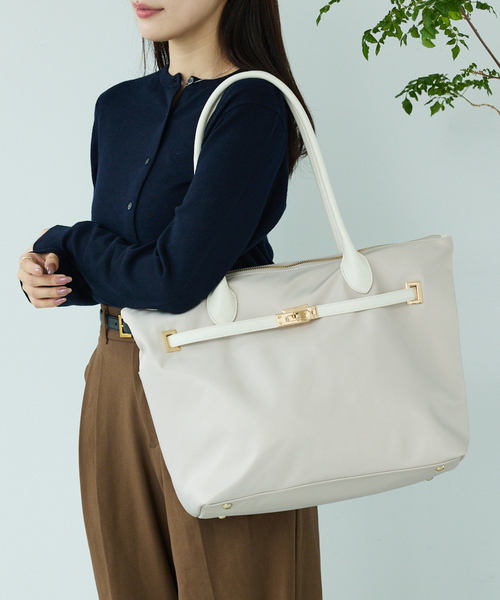 LOWELL things（ロウェル　シングス）の「【kariさんコラボ】多機能BELTEDナイロントート/A4/通勤/16インチPC対応（トートバッグ・レディース・ブラック/アイボリー・フリー）」の6枚目の写真