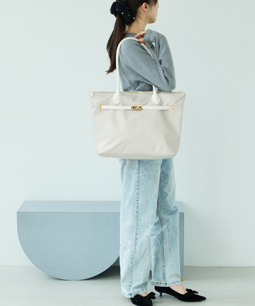 LOWELL things（ロウェル　シングス）の「【kariさんコラボ】多機能BELTEDナイロントート/A4/通勤/16インチPC対応（トートバッグ・レディース・ブラック/アイボリー・フリー）」の9枚目の写真