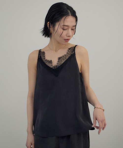 SALON adam et rope'（サロン アダム エ ロペ）の「フレンチレースフィブリルサテンキャミソール（キャミソール・レディース・ブラック/オフホワイト・FREE）」の2枚目の写真