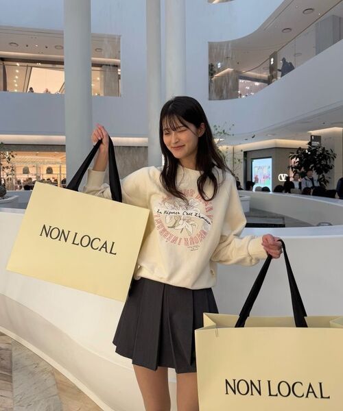 NONLOCAL（ノンローカル）の「[ノンローカルxイーサックバッグ] Lily Hand Drawing Sweatshirt - Cream Yellow（スウェット・レディース・その他・FREE）」の2枚目の写真