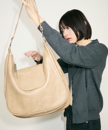 フラップレザーハーフムーンショルダーバッグ/ロゴプレート付き