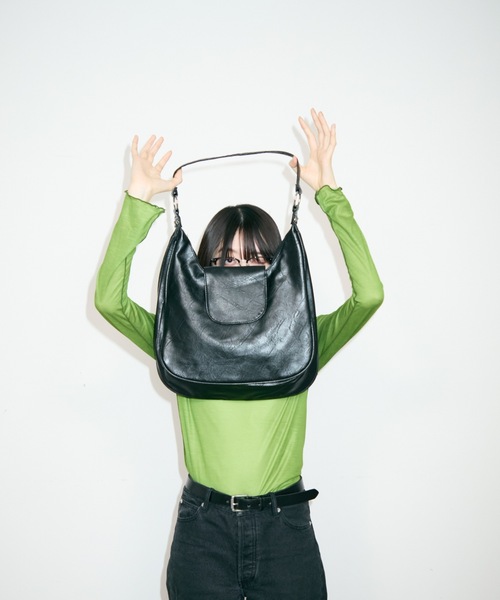 TONER(トナー)の「フラップレザーハーフムーンショルダーバッグ/ロゴプレート付き(ショルダーバッグ・レディース・ベージュ/ブラック/ブラウン・FREE)」の5枚目の写真