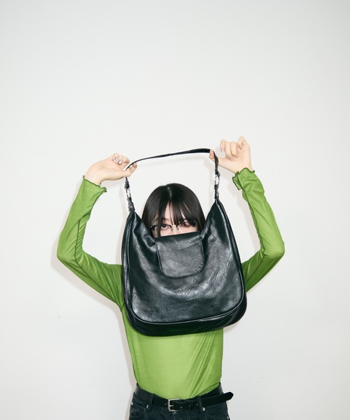 TONER(トナー)の「フラップレザーハーフムーンショルダーバッグ/ロゴプレート付き(ショルダーバッグ・レディース・ベージュ/ブラック/ブラウン・FREE)」の6枚目の写真