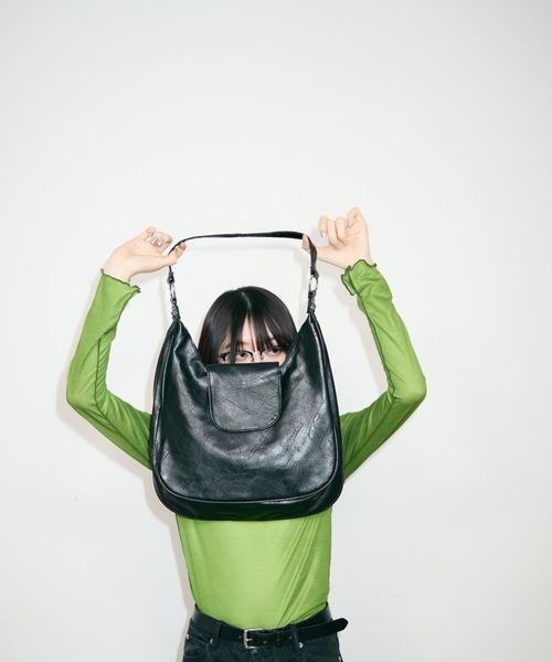 TONER(トナー)の「フラップレザーハーフムーンショルダーバッグ/ロゴプレート付き(ショルダーバッグ・レディース・ベージュ/ブラック/ブラウン・FREE)」の7枚目の写真