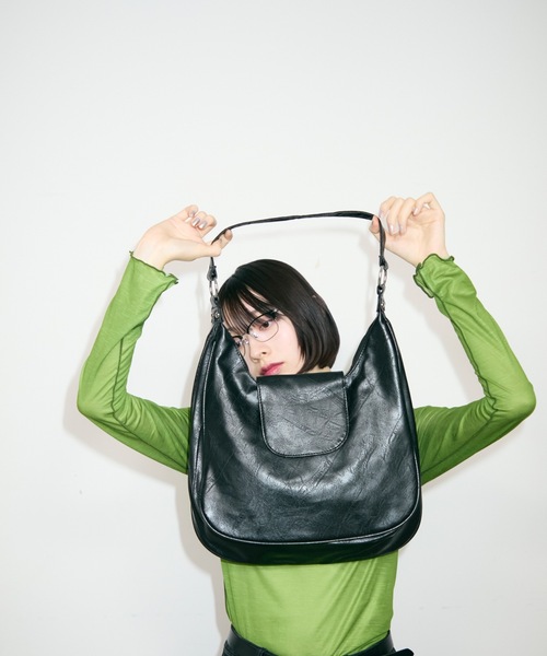TONER(トナー)の「フラップレザーハーフムーンショルダーバッグ/ロゴプレート付き(ショルダーバッグ・レディース・ベージュ/ブラック/ブラウン・FREE)」の8枚目の写真