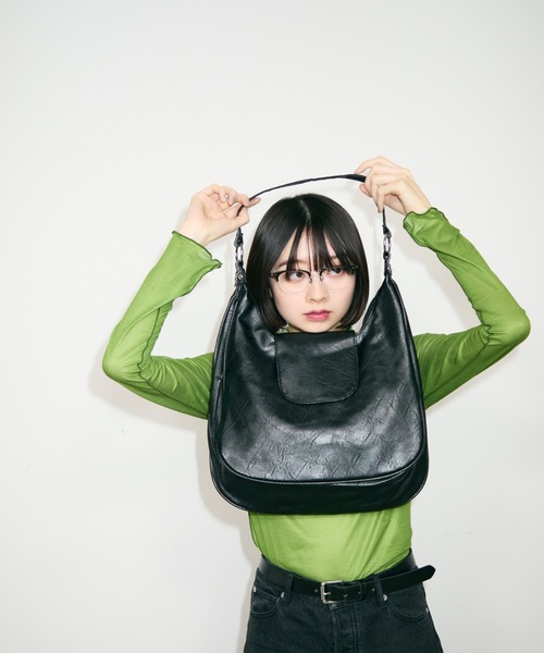 TONER(トナー)の「フラップレザーハーフムーンショルダーバッグ/ロゴプレート付き(ショルダーバッグ・レディース・ベージュ/ブラック/ブラウン・FREE)」の9枚目の写真