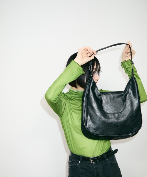 TONER(トナー)の「フラップレザーハーフムーンショルダーバッグ/ロゴプレート付き(ショルダーバッグ・レディース・ベージュ/ブラック/ブラウン・FREE)」の10枚目の写真