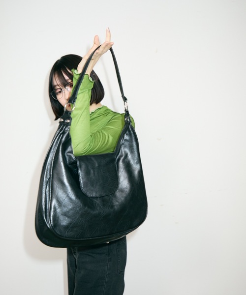 TONER(トナー)の「フラップレザーハーフムーンショルダーバッグ/ロゴプレート付き(ショルダーバッグ・レディース・ベージュ/ブラック/ブラウン・FREE)」の11枚目の写真