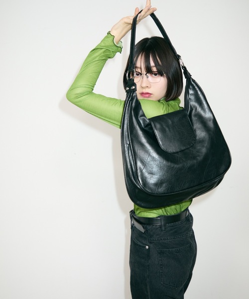 TONER(トナー)の「フラップレザーハーフムーンショルダーバッグ/ロゴプレート付き(ショルダーバッグ・レディース・ベージュ/ブラック/ブラウン・FREE)」の12枚目の写真