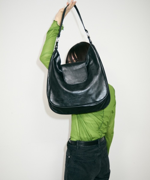 TONER(トナー)の「フラップレザーハーフムーンショルダーバッグ/ロゴプレート付き(ショルダーバッグ・レディース・ベージュ/ブラック/ブラウン・FREE)」の13枚目の写真