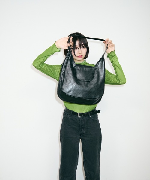 TONER(トナー)の「フラップレザーハーフムーンショルダーバッグ/ロゴプレート付き(ショルダーバッグ・レディース・ベージュ/ブラック/ブラウン・FREE)」の15枚目の写真