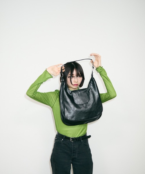TONER(トナー)の「フラップレザーハーフムーンショルダーバッグ/ロゴプレート付き(ショルダーバッグ・レディース・ベージュ/ブラック/ブラウン・FREE)」の16枚目の写真