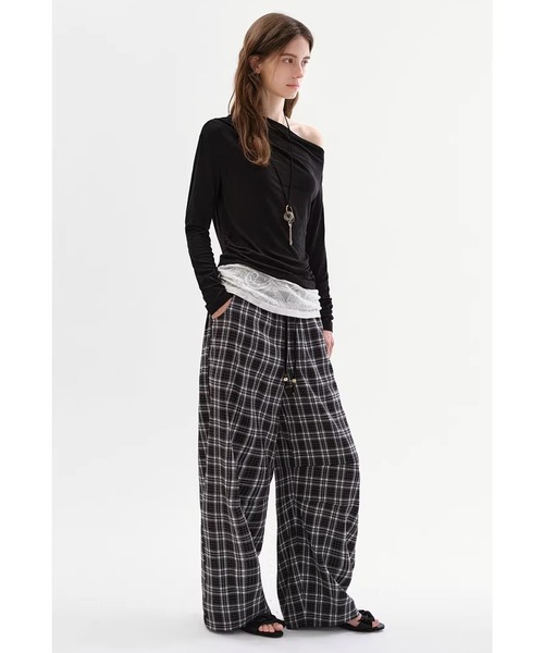 Fano Studios(ファノ ストゥディオズ)の「レース アシンメトリーオフショルダー フェイクレイヤードトップス FC26S002【Fano Studios】【2026SS】(Tシャツ/カットソー・レディース・ブラック・L/M/S)」の2枚目の写真