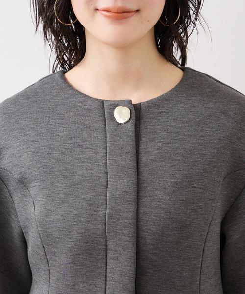 VIS(ビス)の「ボタンポイントペプラムカットジャケット(カーディガン/ボレロ・レディース・ブラック/グレー・FREE)」の12枚目の写真