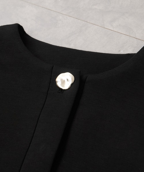 VIS(ビス)の「ボタンポイントペプラムカットジャケット(カーディガン/ボレロ・レディース・ブラック/グレー・FREE)」の7枚目の写真