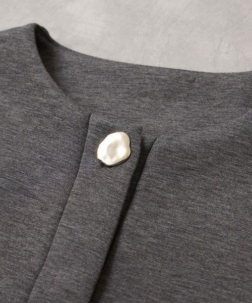 VIS(ビス)の「ボタンポイントペプラムカットジャケット(カーディガン/ボレロ・レディース・ブラック/グレー・FREE)」の6枚目の写真