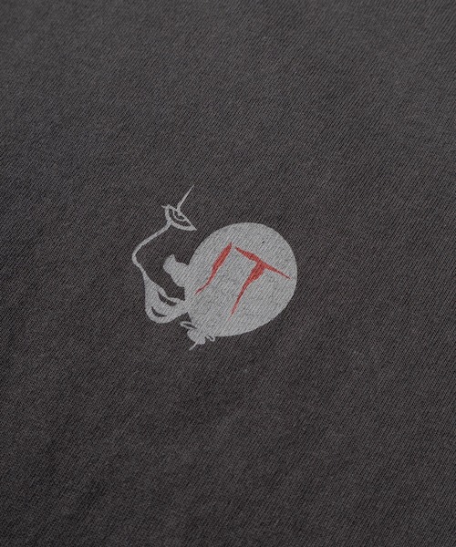 SlashDate（スラッシュデイト）の「【71】【Warner Bros/ワーナー・ブラザース】ペニーワイズ グレムリン ユーズドライク プリントTシャツ/バックプリント/ユニセックス/レディース/メンズ（Tシャツ/カットソー・レディース・グレー系5/グレー系4/アイボリー系5/アイボリー系4/グレー系1/グレー系/グレー系3/グレー系2/アイボリー系1/アイボリー系/アイボリー系3/アイボリー系2・XL/L/M）」の18枚目の写真