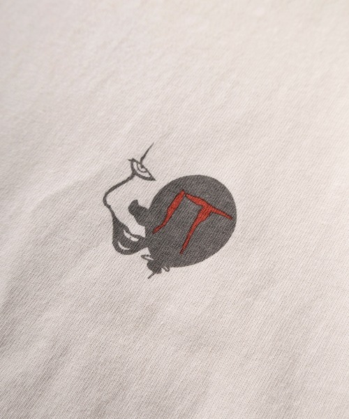 SlashDate（スラッシュデイト）の「【71】【Warner Bros/ワーナー・ブラザース】ペニーワイズ グレムリン ユーズドライク プリントTシャツ/バックプリント/ユニセックス/レディース/メンズ（Tシャツ/カットソー・レディース・グレー系5/グレー系4/アイボリー系5/アイボリー系4/グレー系1/グレー系/グレー系3/グレー系2/アイボリー系1/アイボリー系/アイボリー系3/アイボリー系2・XL/L/M）」の17枚目の写真