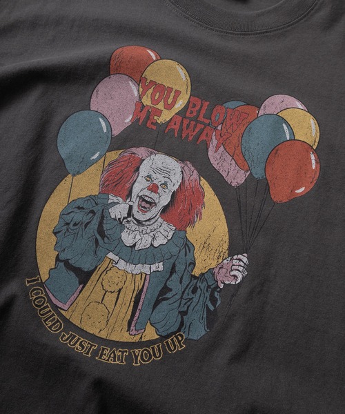 SlashDate（スラッシュデイト）の「【71】【Warner Bros/ワーナー・ブラザース】ペニーワイズ グレムリン ユーズドライク プリントTシャツ/バックプリント/ユニセックス/レディース/メンズ（Tシャツ/カットソー・レディース・グレー系5/グレー系4/アイボリー系5/アイボリー系4/グレー系1/グレー系/グレー系3/グレー系2/アイボリー系1/アイボリー系/アイボリー系3/アイボリー系2・XL/L/M）」の22枚目の写真